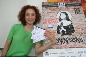 Julia Goehrmann präsentiert die ersten Tickets