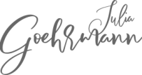 Julia-Goehrmann-Schauspielerin-Saengerin-Sprecherin-Moderatorin-Produzentin-Logo Julia-Goehrmann-Schauspielerin-Saengerin-Sprecherin-Moderatorin-Produzentin-Logo