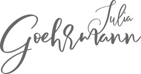 Julia-Goehrmann-Schauspielerin-Saengerin-Sprecherin-Moderatorin-Produzentin-Logo Julia-Goehrmann-Schauspielerin-Saengerin-Sprecherin-Moderatorin-Produzentin-Logo
